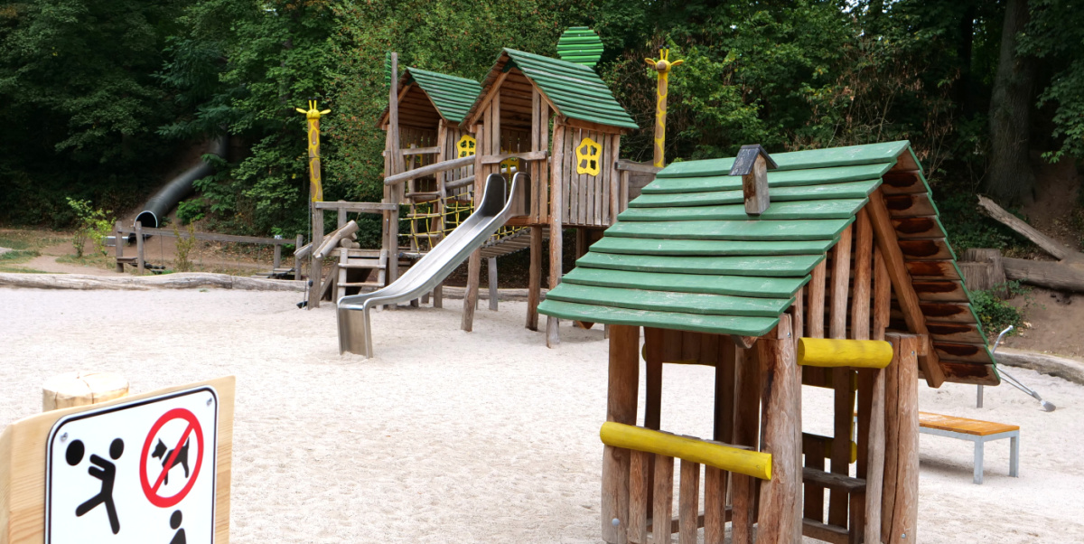 Zoo Saarbrücken Der Zoospielplatz mit Klettergerüst, Rutsche, Haus und Bagger