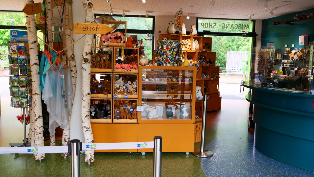 Der Zooshop des Saarbrücker Zoos Einblick in den Verkaufsraum des Zooshops
