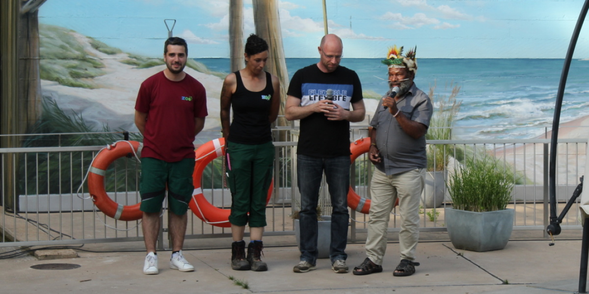 Mundiya Kepanga am 18.05.2022 Vier Personen stehen am Seehundbecken