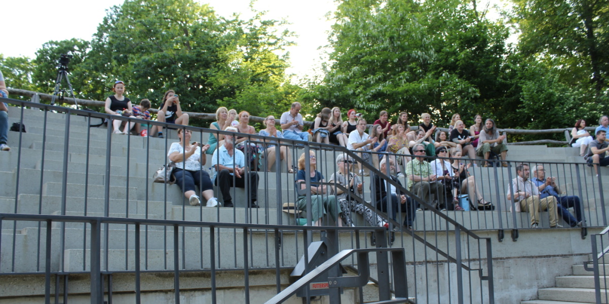 Mundiya Kepanga am 18.05.2022 Menschen sitzen auf der Treppe am Seehundbecken