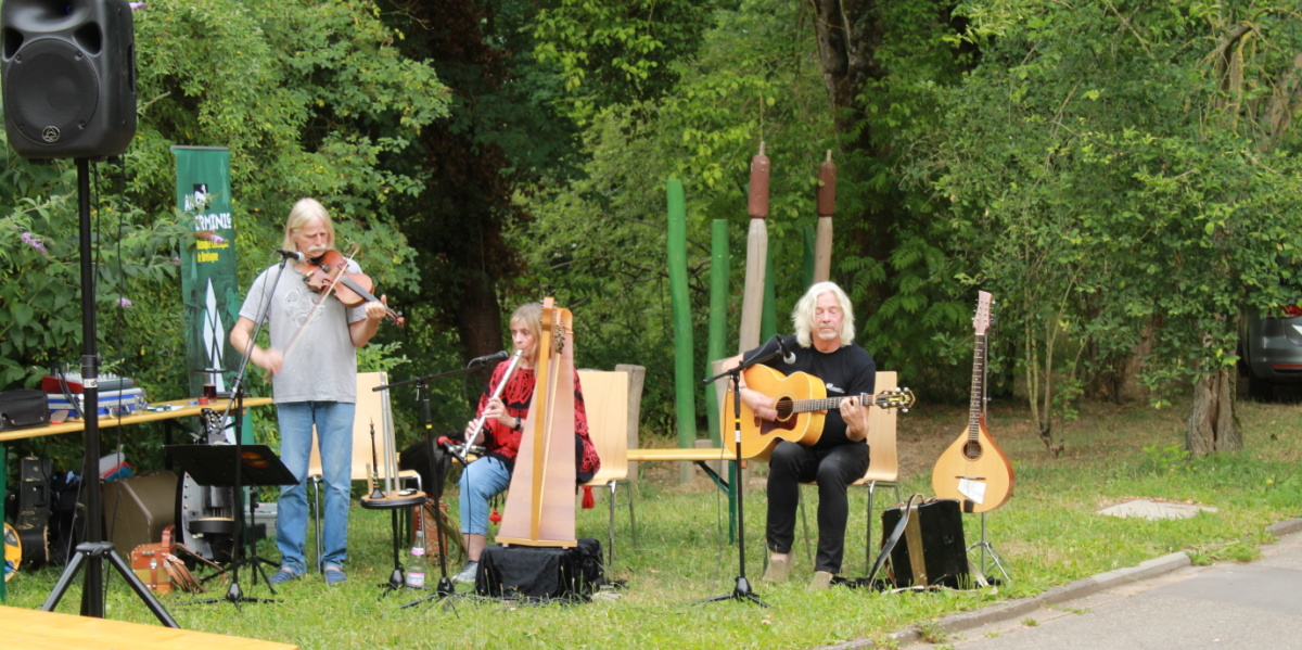 Tierpfatenfest am 22.07.22 Die Gruppe "An Herminig" ist am musizieren
