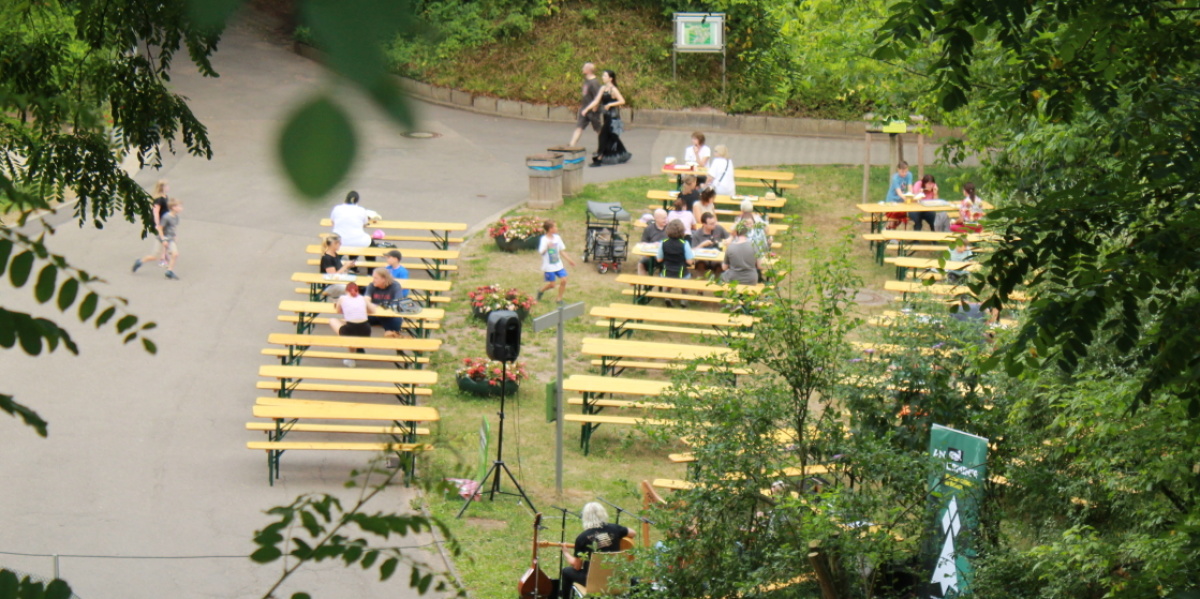 Tierpfatenfest am 22.07.22 Die Sitzmöglichkeiten am Tierpatenfest in weiter Entfernung