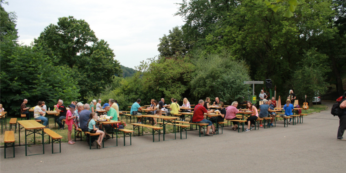 Tierpfatenfest am 22.07.22 Zoobesucher sitzen auf Bänken bem Futterhaus