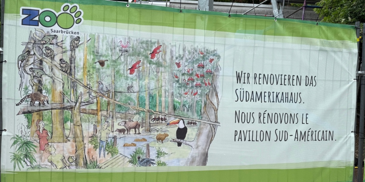 Bauzaunplane Zoo Die Bauzaunplane des Südamerikahauses ist zu sehen.